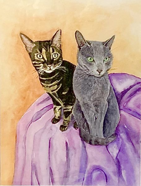 Portrait aquarelle de chats assis sur un tissu violet, un tigré et un gris.